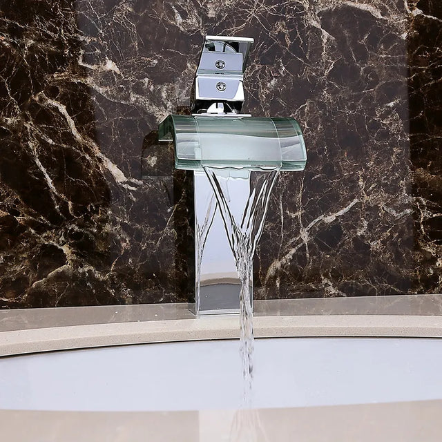 Badkamerkraan - Elegante Watervalontwerp voor Rustige Waterstroom