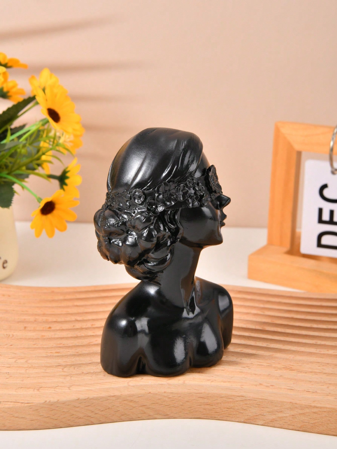 Elegante Bloemenmeisje Figurine - Sfeervolle Aanwinst voor je Huisdecor