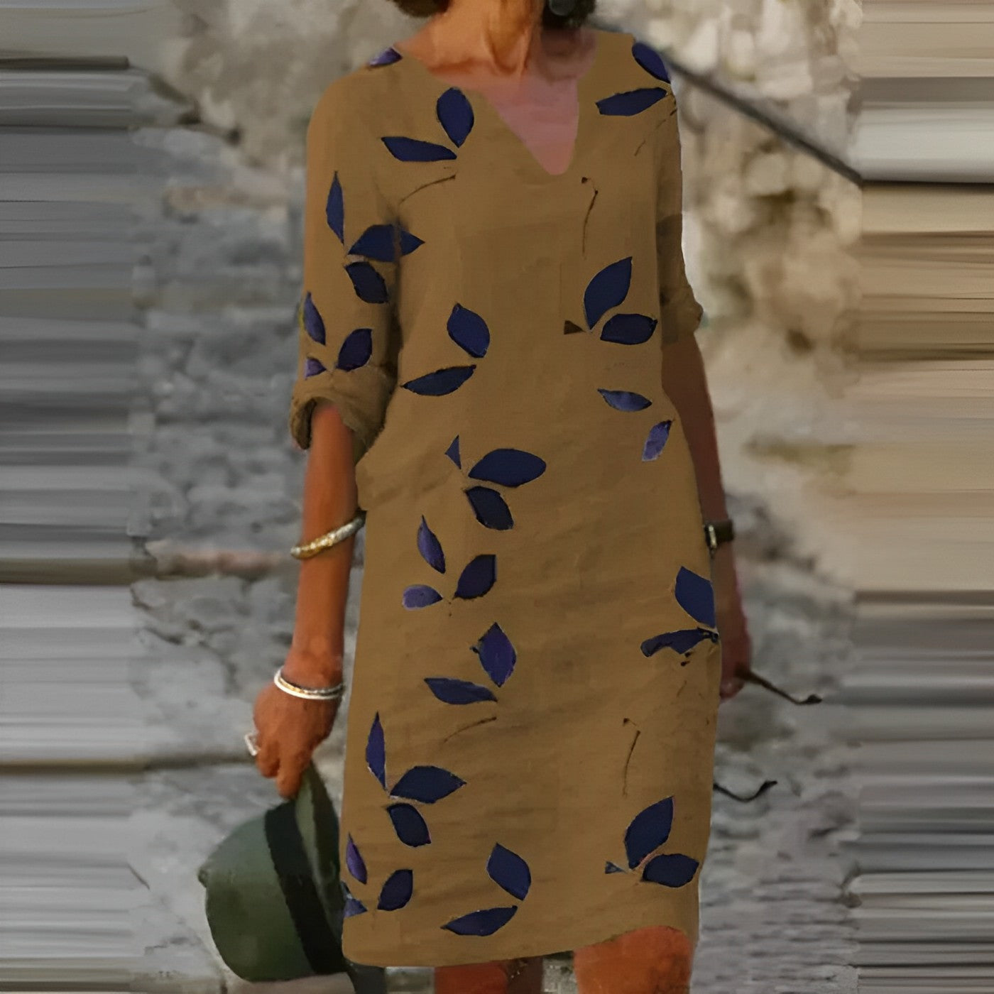 Zomerjurk met bladerenprint en V-hals – Luchtig, flatterend en vol flair
