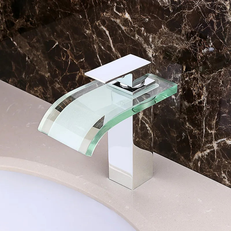 Badkamerkraan - Elegante Watervalontwerp voor Rustige Waterstroom