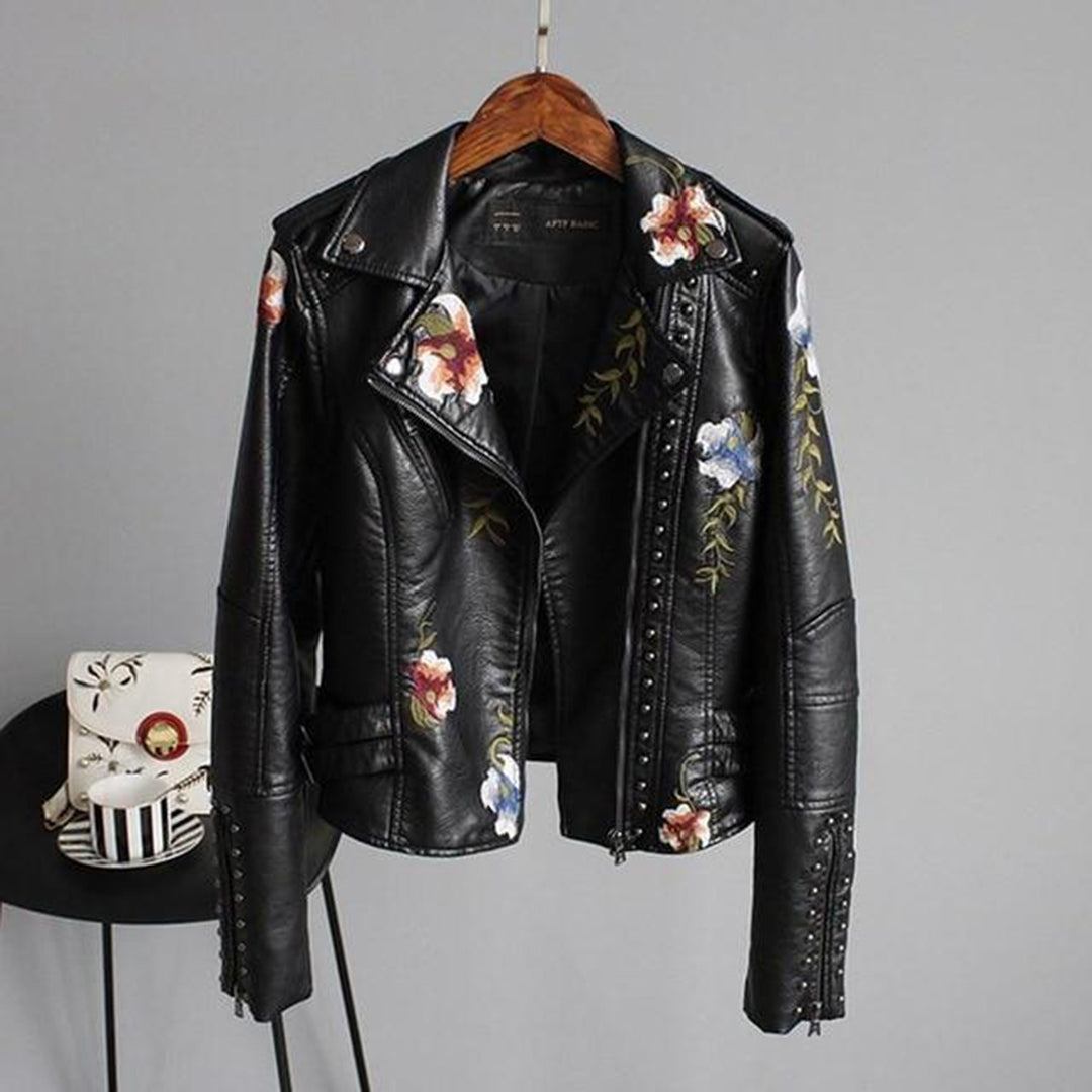 Céleste | Geborduurde leren herfstjas voor dames met studs, asymmetrische rits en vrouwelijke pasvorm