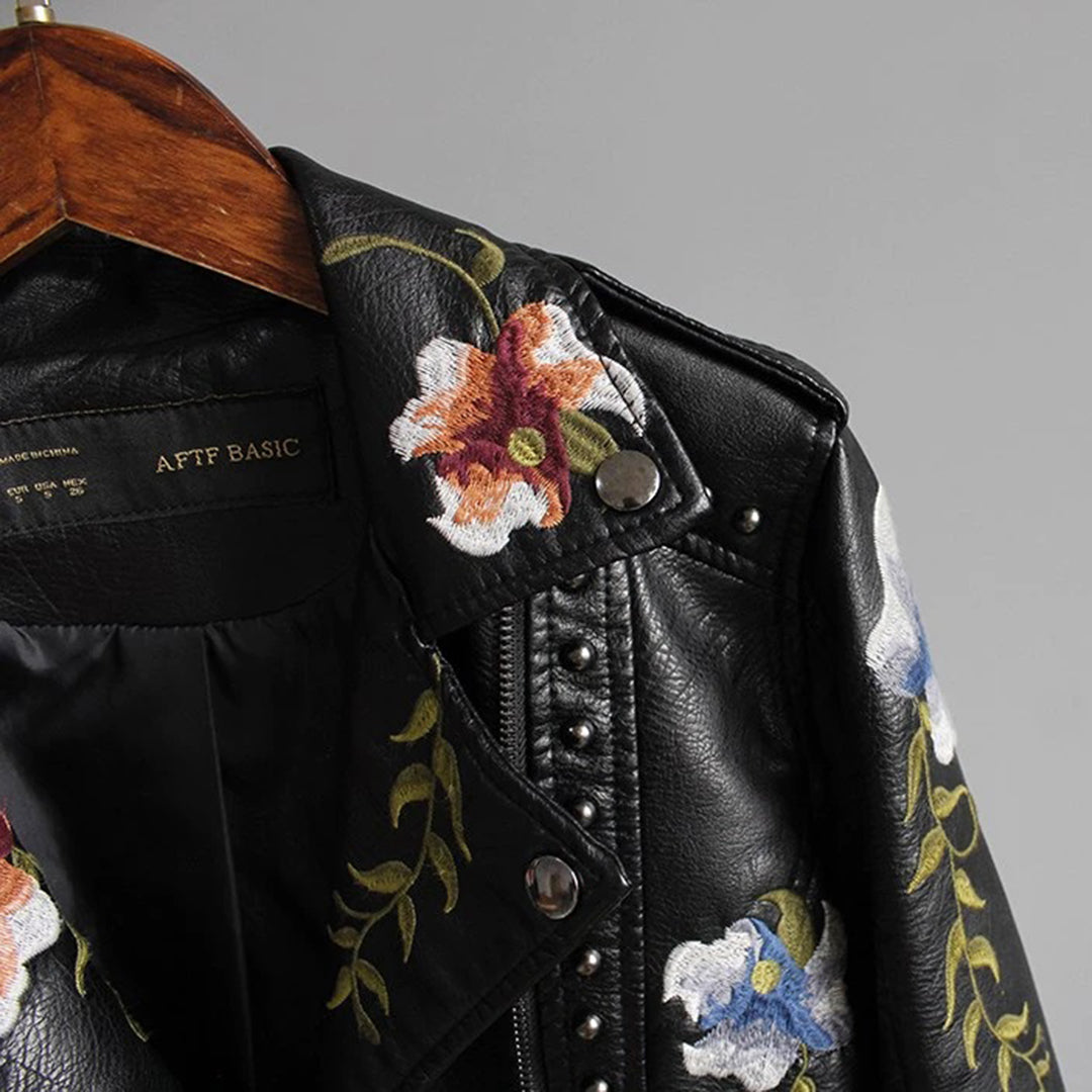 Céleste | Geborduurde leren herfstjas voor dames met studs, asymmetrische rits en vrouwelijke pasvorm