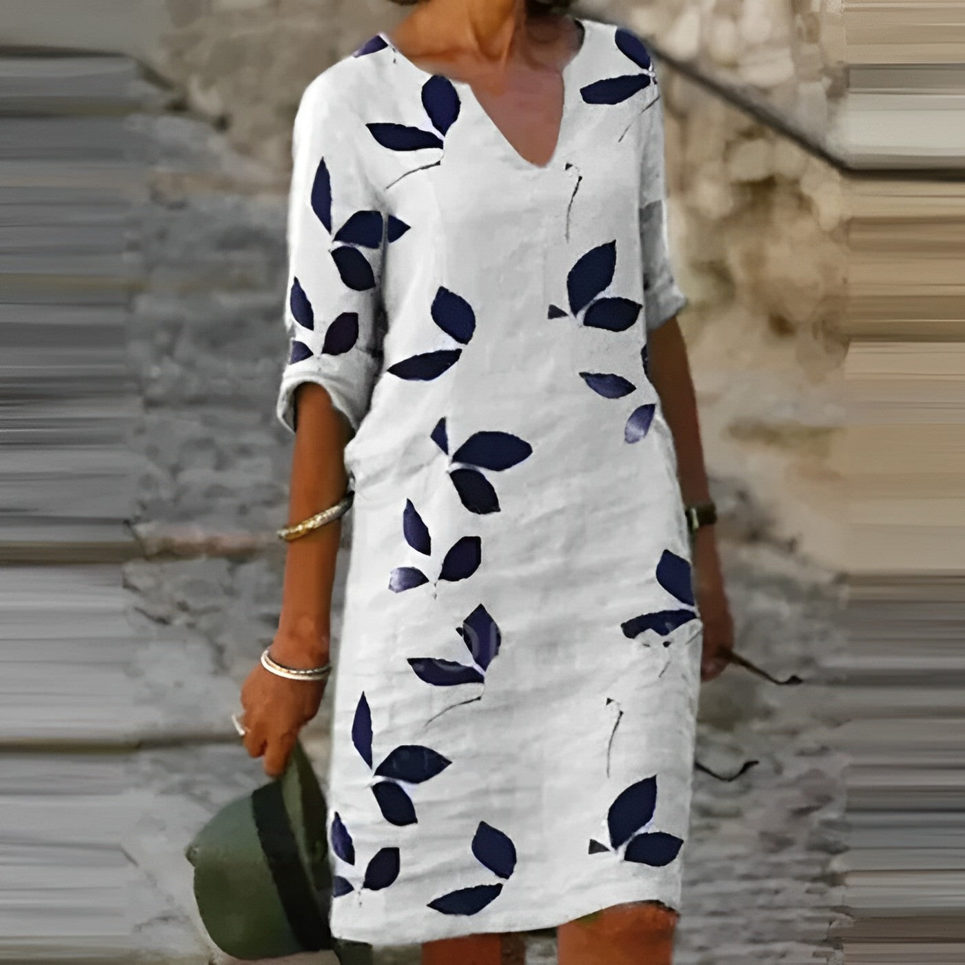 Zomerjurk met bladerenprint en V-hals – Luchtig, flatterend en vol flair